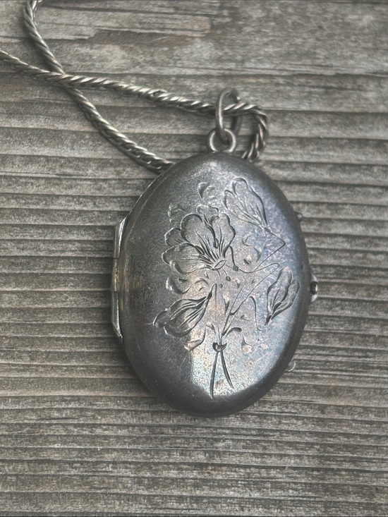 Vintage Jewelry - Vintage Silver Oval Locket Necklace